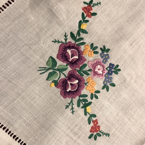 🌸 Vintage Hand-Embroidered Linen Tablecloth from Poland - Picture 3 of 5